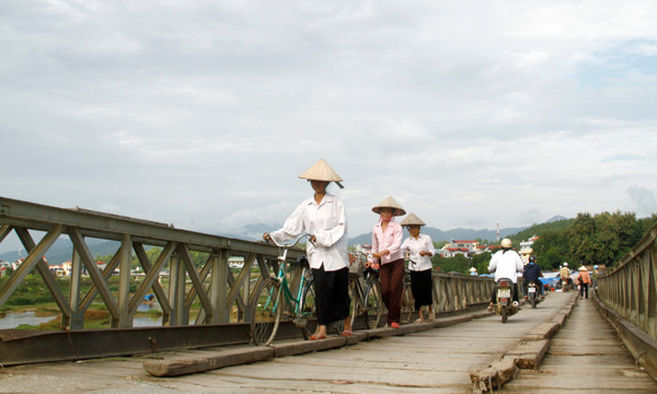 Tuy có vai trò là di tích lịch sử, nhưng cầu Mường Thanh vẫn phục vụ nhu cầu đi lại của người dân