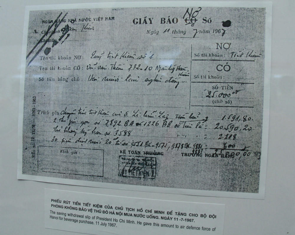 Phiếu rút tiền tiết kiệm của Chủ tịch Hồ Chí Minh để tặng cho Bộ đội phòng không bảo vệ thủ đô mua nước uống ngày 11 - 7 - 1967