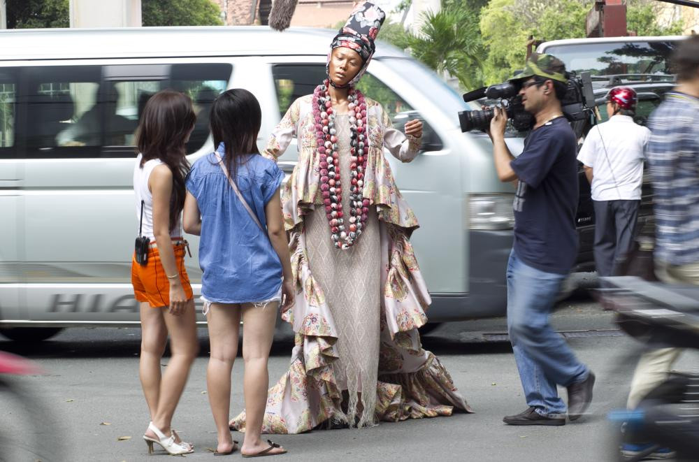 Nhiều người đi đường tò mò và đến hỏi han các thí sinh