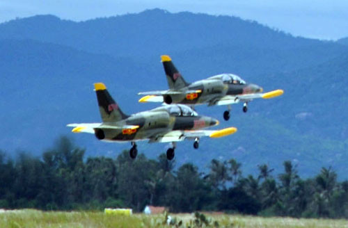 Giữ khoảng cách và cự ly an toàn trong bài tập bay biên đội. L39 được trang bị một động cơ tuốc bin phản lực cánh quạt đẩy Progress/Ivchenko AI-25TL cho phép đạt tốc độ 750km/h, bán kính hoạt động 500km