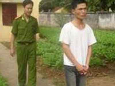 Đối tượng Phạm Văn Hưng được dẫn giải về buồng giam