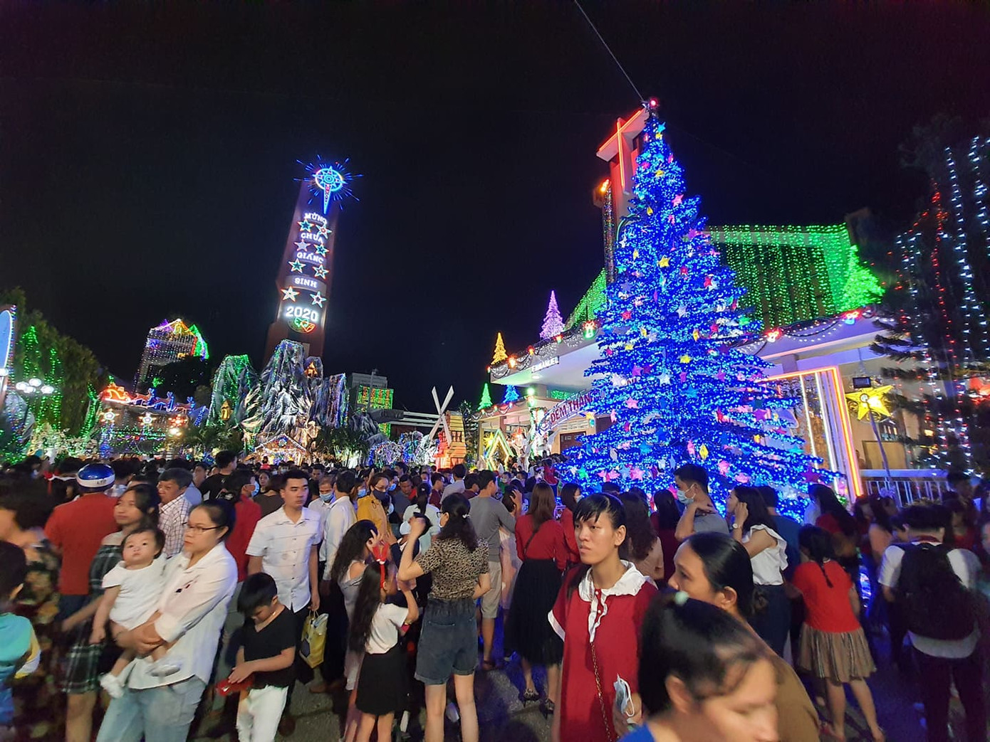 Cả nước tưng bừng đón chào Giáng sinh 2020 ảnh 14