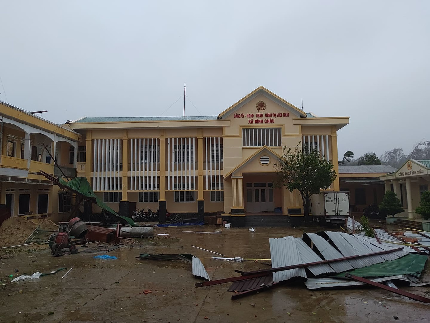 Trụ sở UBND xã Bình Châu - Ảnh: Nguyễn Ngọc Bão số 9 đổ bộ Quảng Nam - Quảng Ngãi, giật cấp 13 ảnh 12