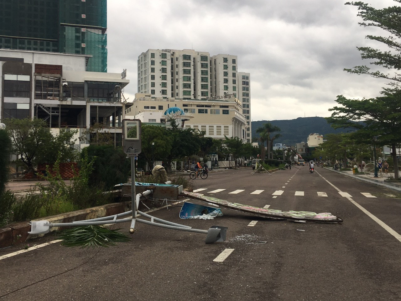 Nhiều trụ đèn, bảng biển quảng cáo ở TP Quy Nhơn bị đổ gục - Ảnh: Trương Định Bão số 9 đổ bộ Quảng Nam - Quảng Ngãi, giật cấp 13 ảnh 3