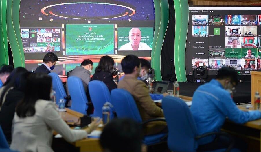 Các đại biểu trao đổi thông tin tại diễn đàn thanh niên nông thôn toàn quốc “Ứng dụng chuyển đổi số trong kết nối cung – cầu”. Ảnh: Dương Triều