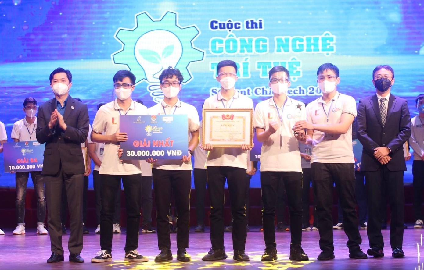 Bí thư T.Ư Đoàn Nguyễn Minh Triết (ngoài cùng bên trái) trao giải nhất cho đội The Cim Light, thuộc ĐH Bách khoa Hà Nội