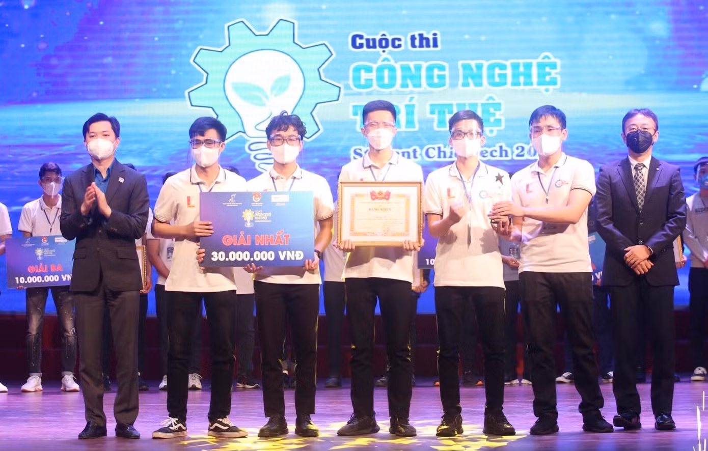 Bí thư T.Ư Đoàn Nguyễn Minh Triết (ngoài cùng bên trái) trao giải nhất cho đội The Cim Light, thuộc ĐH Bách khoa Hà Nội Bí thư T.Ư Đoàn Nguyễn Minh Triết (ngoài cùng bên trái) trao giải nhất cho đội The Cim Light, thuộc ĐH Bách khoa Hà Nội