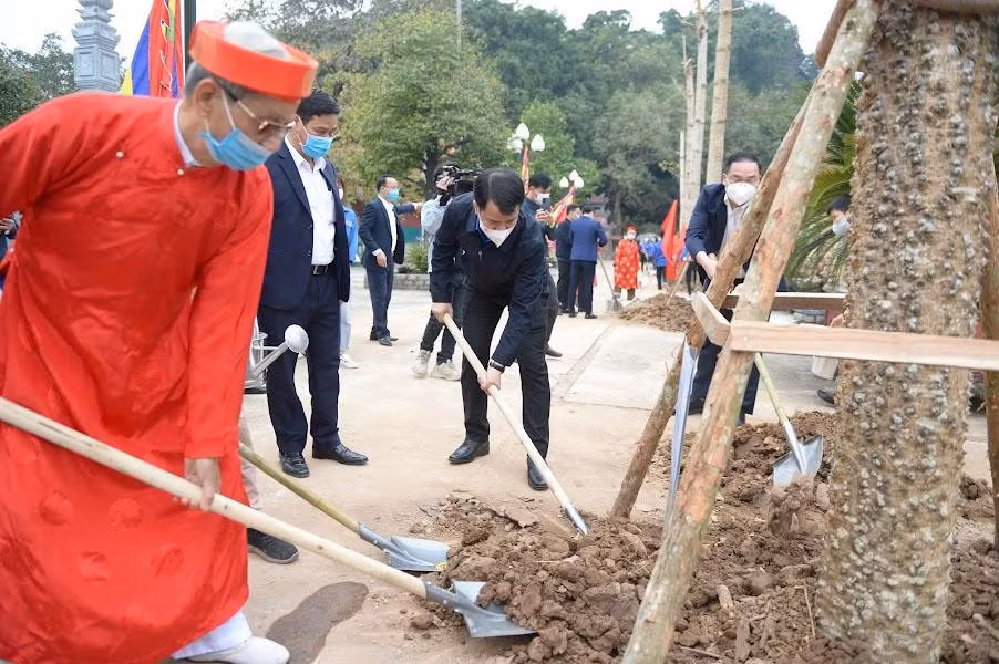 Các đại biểu trồng cây tại quần thể di tích thắng cảnh suối Yến - chùa Hương. Ảnh: Dương Triều