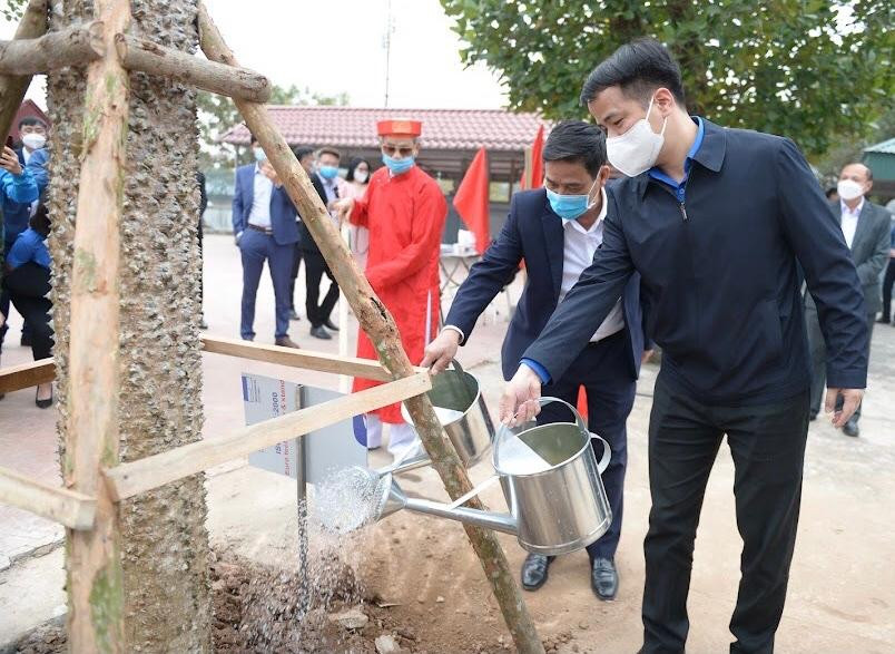 Bí thư T.Ư Đoàn Ngô Văn Cương trồng cây mộc miên tại quần thể di tích thắng cảnh suối Yến - chùa Hương. Ảnh: Dương Triều Bí thư T.Ư Đoàn Ngô Văn Cương trồng cây mộc miên tại quần thể di tích thắng cảnh suối Yến - chùa Hương. Ảnh: Dương Triều