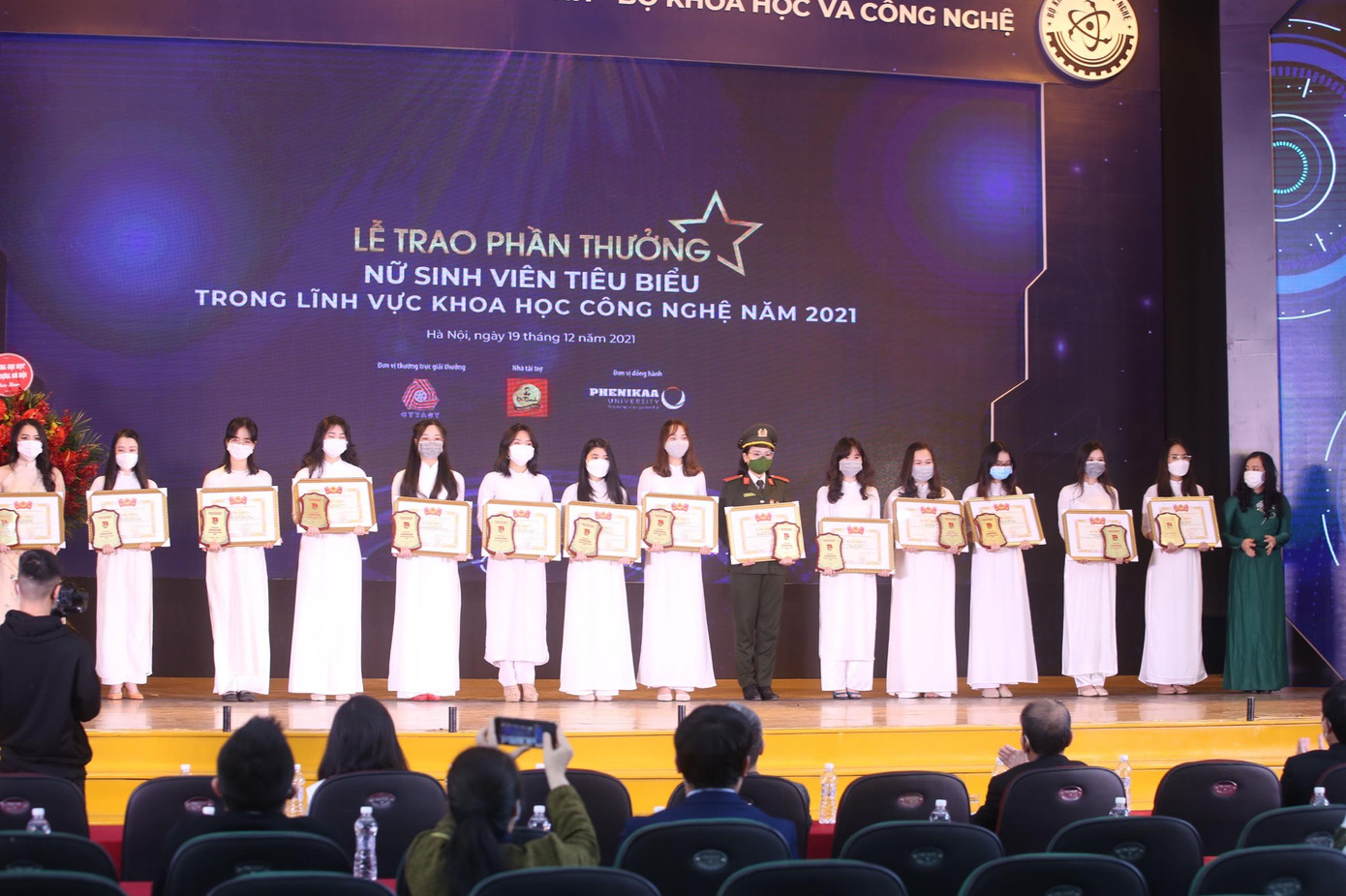 Trao Phần thưởng nữ sinh viên tiêu biểu trong lĩnh vực KHCN được T.Ư Đoàn vinh danh năm 2021. Ảnh: Lâm Đăng Hải