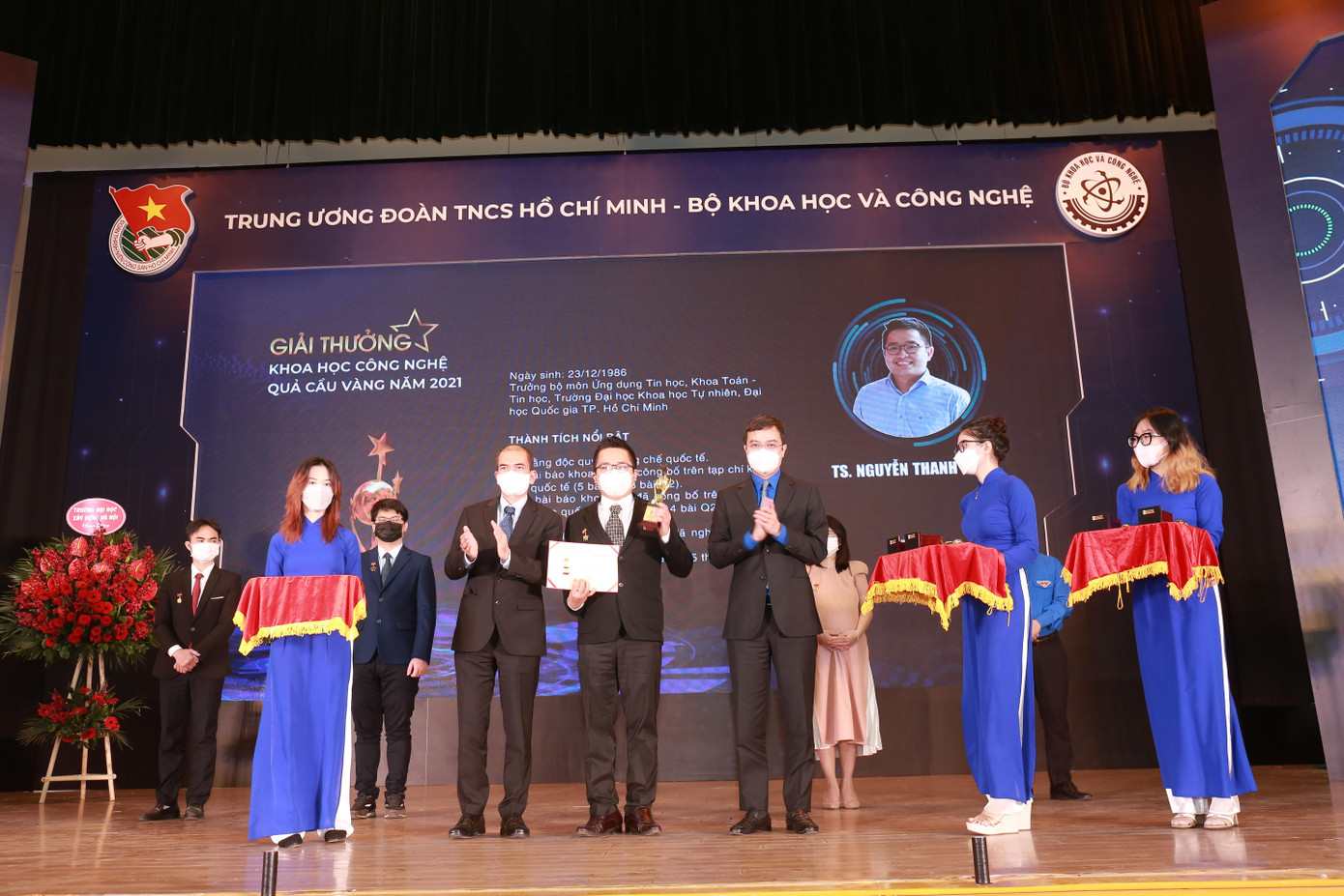 Anh Bùi Quang Huy, Ủy viên dự khuyết T.Ư Đảng, Bí thư thường trực T.Ư Đoàn (bên phải) trao phần thưởng cho các tài năng trẻ Qủa Cầu Vàng 2021. Ảnh: Bảo Anh