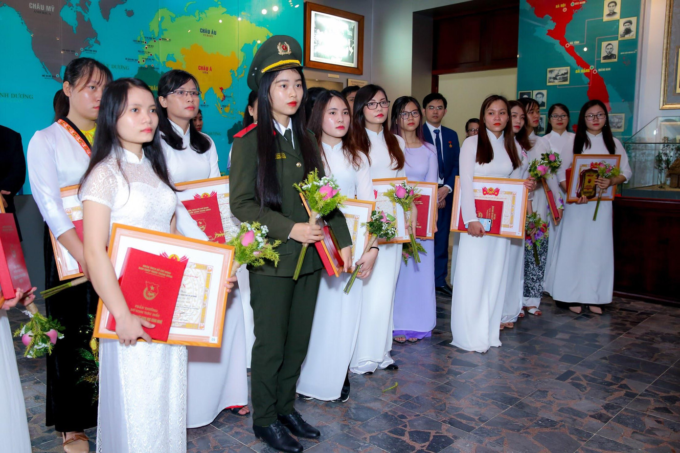 Khánh Trâm nhận phần thưởng Nữ sinh viên tiêu biểu trong lĩnh vực CNTT do T.Ư Đoàn trao tặng Khánh Trâm nhận phần thưởng Nữ sinh viên tiêu biểu trong lĩnh vực CNTT do T.Ư Đoàn trao tặng