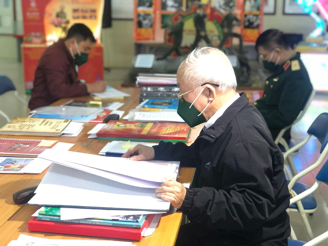 Ban giám khảo cấp T.Ư gồm các chuyên gia, nhà quản lý, nhà nghiên cứu lịch sử có uy tín chấm, thẩm định các tác phẩm dự thi