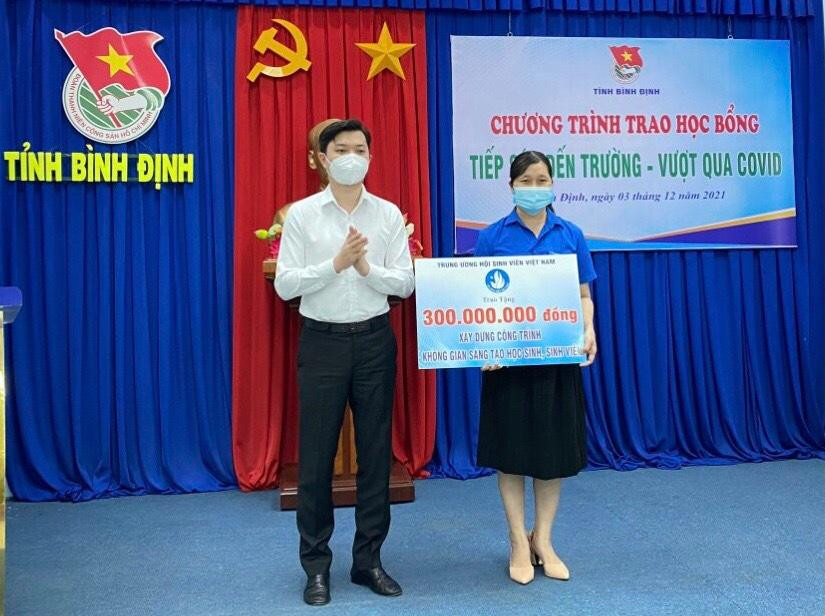 Bí thư T.Ư Đoàn Nguyễn Minh Triết trao tặng kinh phí xây dựng công trình không gian sáng tạo học sinh, sinh viên