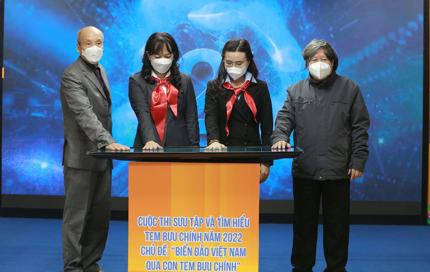 Các đại biểu phát động cuộc thi Sưu tập và tìm hiểu tem Bưu chính năm 2022 . Ảnh: Bảo Anh