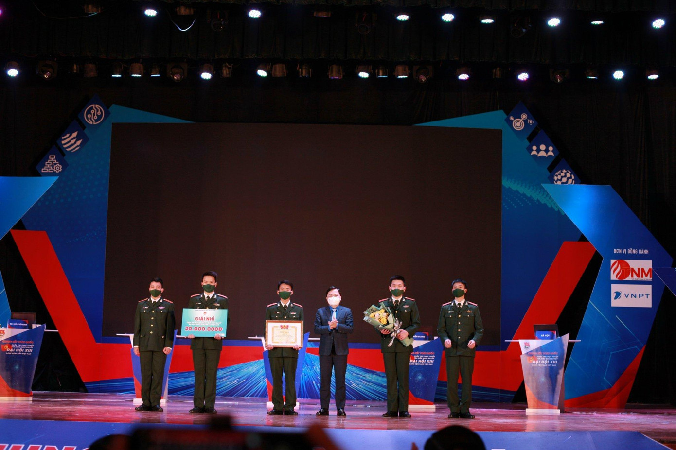 Anh Nguyễn Anh Tuấn, Ủy viên T.Ư Đảng, Bí thư thứ nhất T.Ư Đoàn trao giải Nhì cho đội tuyển Ban Thanh niên quân đội. ẢNH: LÊ HIỆP Anh Nguyễn Anh Tuấn, Ủy viên T.Ư Đảng, Bí thư thứ nhất T.Ư Đoàn trao giải Nhì cho đội tuyển Ban Thanh niên quân đội. ẢNH: LÊ HIỆP