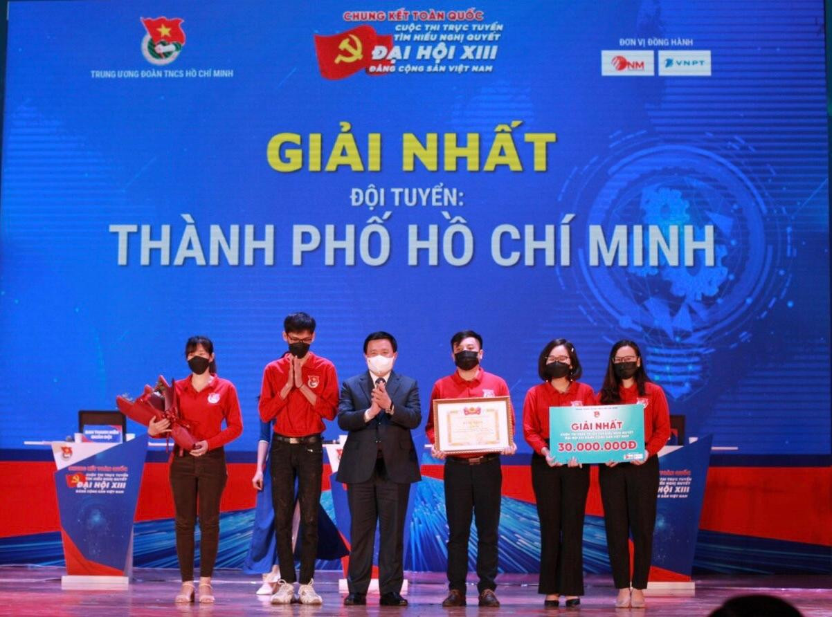 Ông Nguyễn Xuân Thắng, Ủy viên Bộ Chính trị, Chủ tịch Hội đồng Lý luận T.Ư, Giám đốc Học viện Chính trị quốc gia Hồ Chí Minh trao giải Nhất cho đội tuyển TPHCM. Ảnh: LÊ HIỆP Ông Nguyễn Xuân Thắng, Ủy viên Bộ Chính trị, Chủ tịch Hội đồng Lý luận T.Ư, Giám đốc Học viện Chính trị quốc gia Hồ Chí Minh trao giải Nhất cho đội tuyển TPHCM. Ảnh: LÊ HIỆP