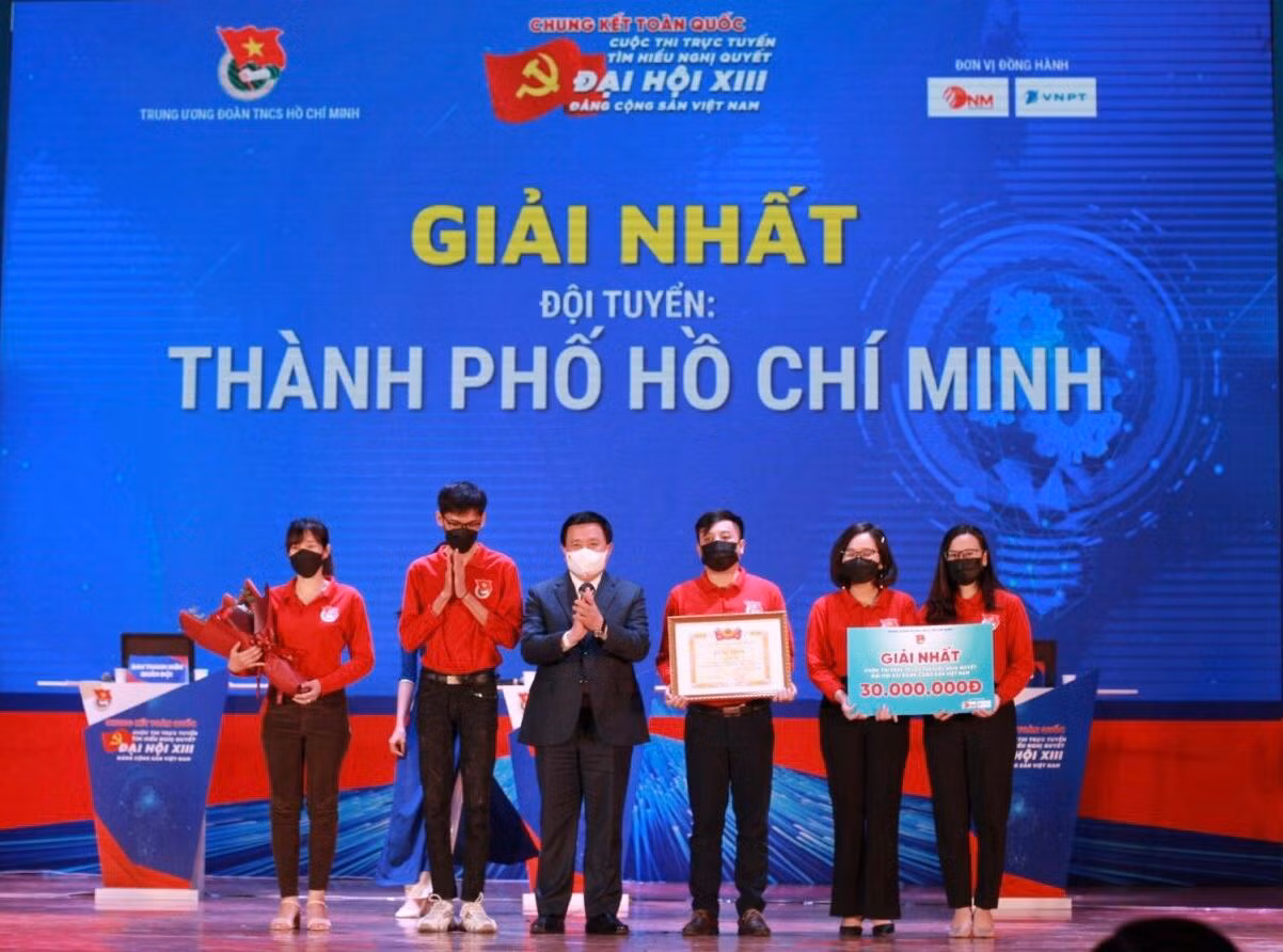 Ông Nguyễn Xuân Thắng, Ủy viên Bộ Chính trị, Chủ tịch Hội đồng Lý luận T.Ư, Giám đốc Học viện Chính trị quốc gia Hồ Chí Minh trao giải Nhất cho đội tuyển TPHCM. Ảnh: LÊ HIỆP