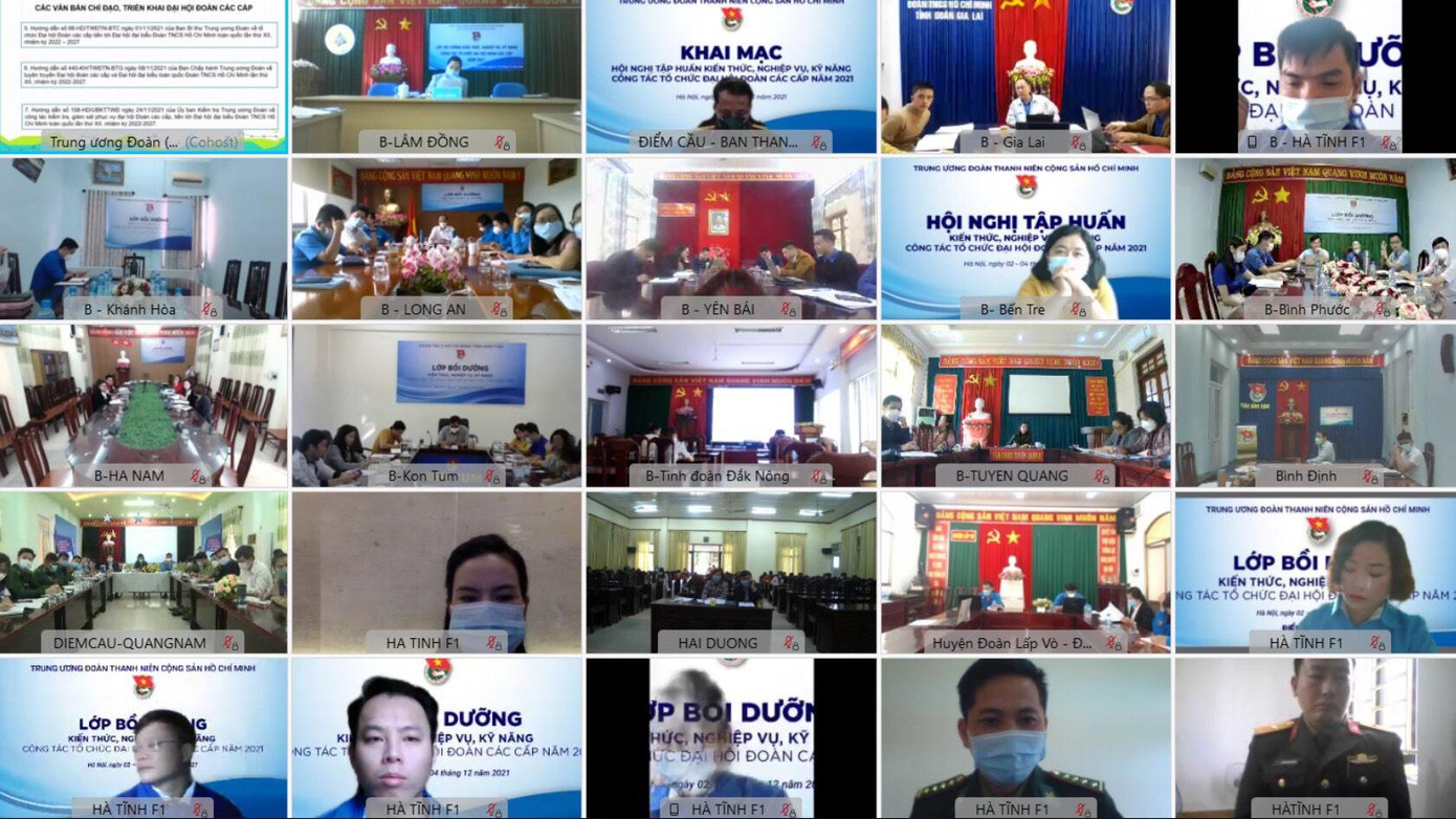 Lớp bồi dưỡng được tổ chức theo hình thức trực tiếp kết hợp trực tuyến. Ảnh: Bảo Anh