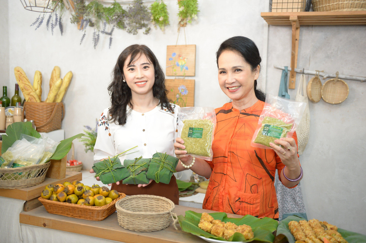 Livestream bán cốm, hồng...