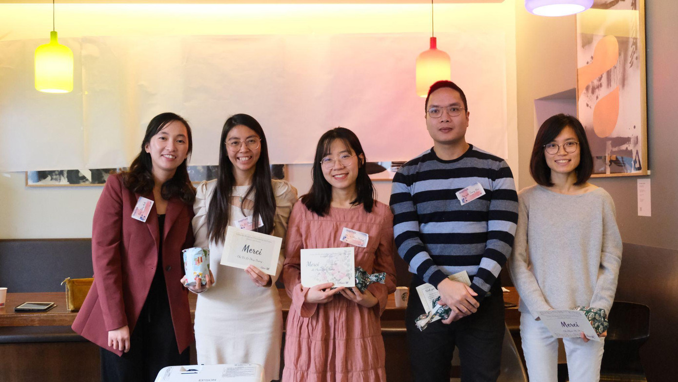 Chị Đào Thùy Anh (ngoài cùng bên trái) và các vị khách mời tại chương trình giao lưu "Thành công tại Pháp". Chị Đào Thùy Anh (ngoài cùng bên trái) và các vị khách mời tại chương trình giao lưu "Thành công tại Pháp".