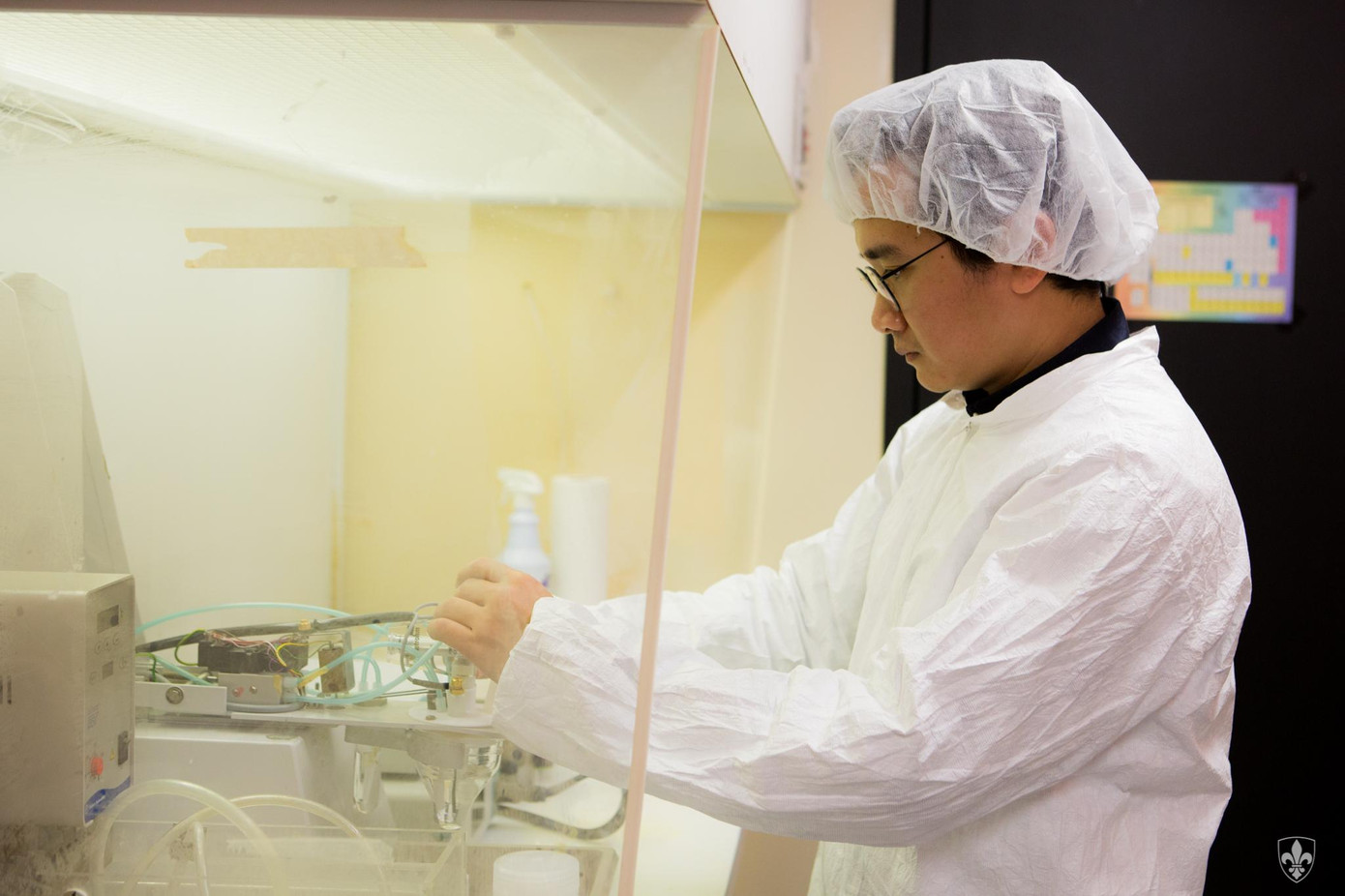 TS. Đặng Đức Huy trong phòng nghiên cứu