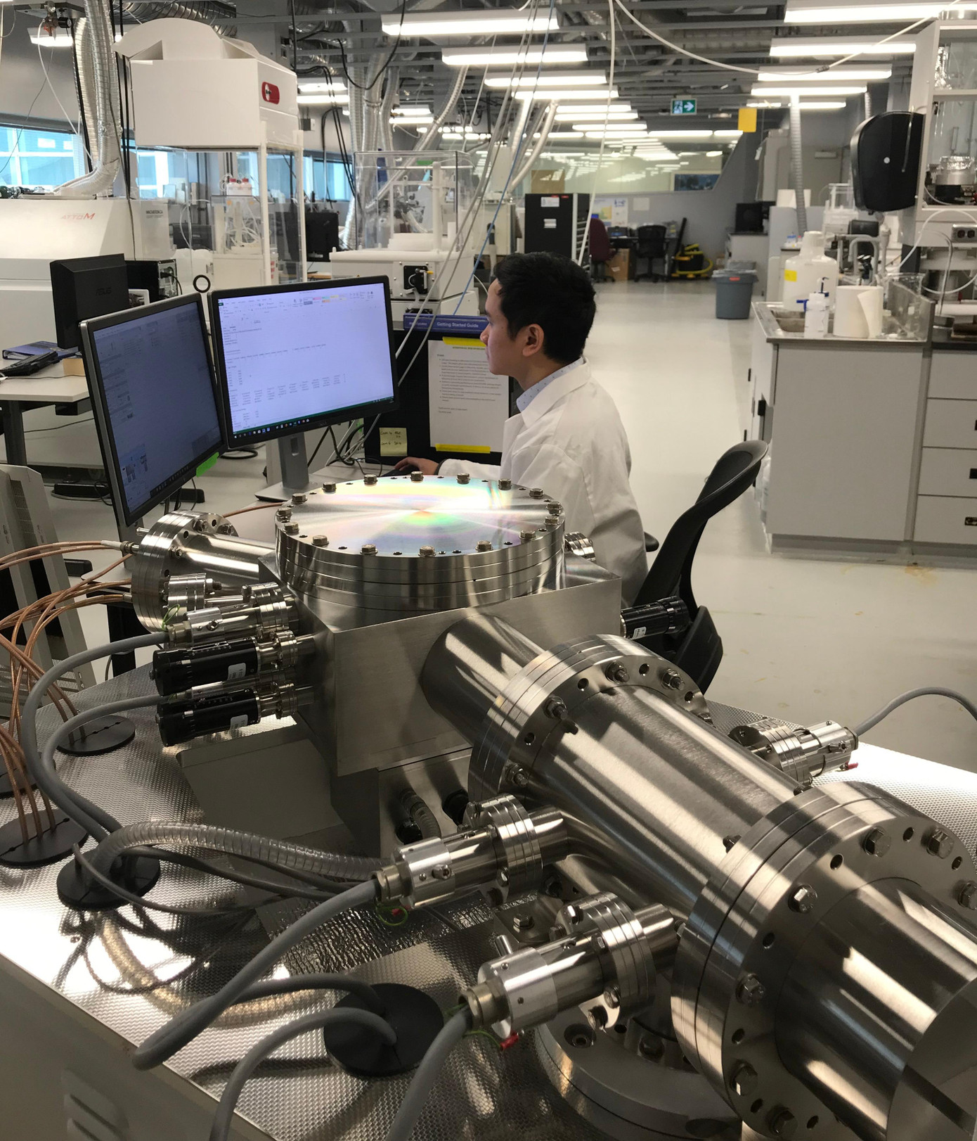 TS. Đặng Đức Huy trong phòng nghiên cứu tại ĐH Trent, Canada