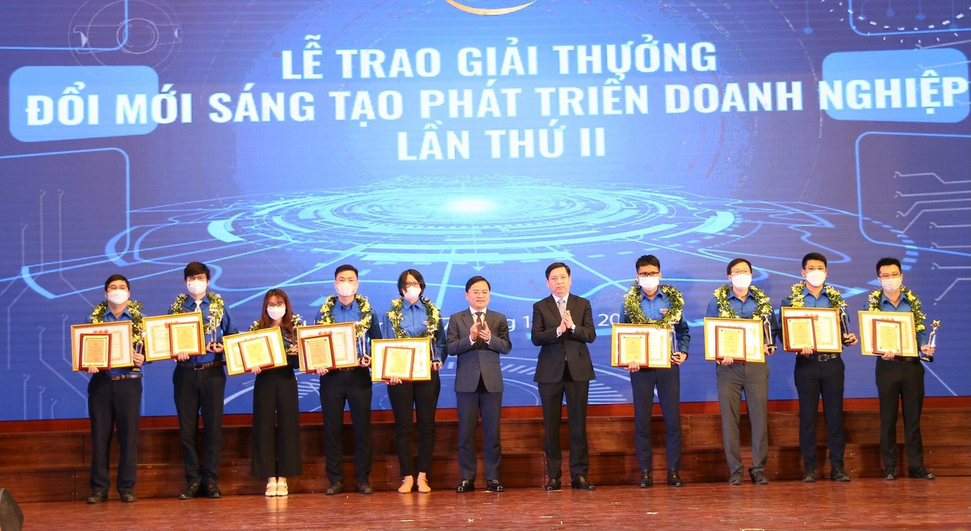 Anh Nguyễn Anh Tuấn, Bí thư thứ nhất T.Ư Đoàn và ông Nguyễn Long Hải, Bí thư Đảng ủy Khối doanh nghiệp T.Ư trao giải thưởng “Đổi mới, sáng tạo phát triển doanh nghiệp” lần thứ II năm 2021.