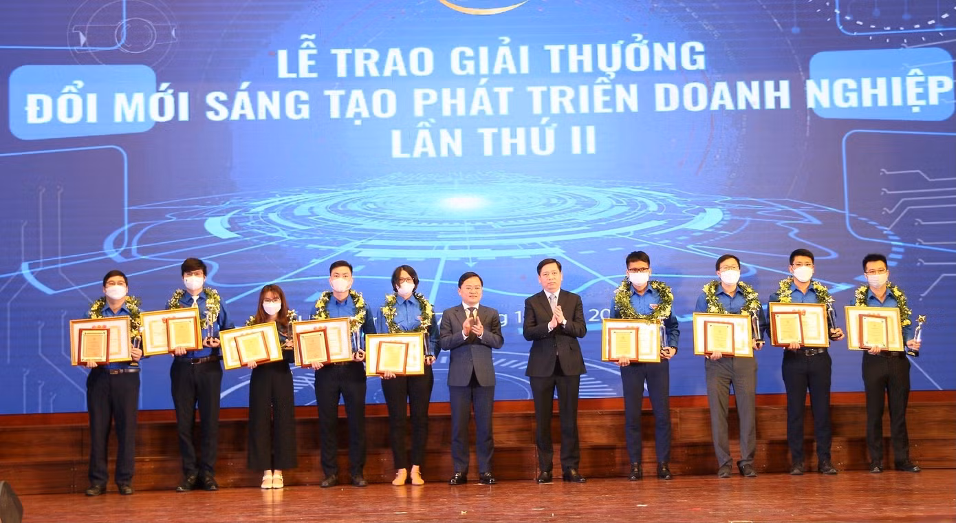 Anh Nguyễn Anh Tuấn, Bí thư thứ nhất T.Ư Đoàn và ông Nguyễn Long Hải, Bí thư Đảng ủy Khối doanh nghiệp T.Ư trao giải thưởng “Đổi mới, sáng tạo phát triển doanh nghiệp” lần thứ II năm 2021.