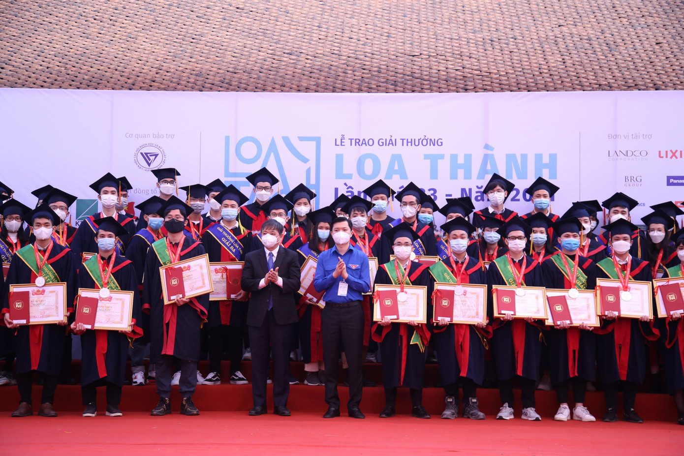 Các tác giả xuất sắc được vinh danh nhận giải thưởng Loa Thành lần thứ 33, năm 2021. Ảnh: Lâm Đăng Hải