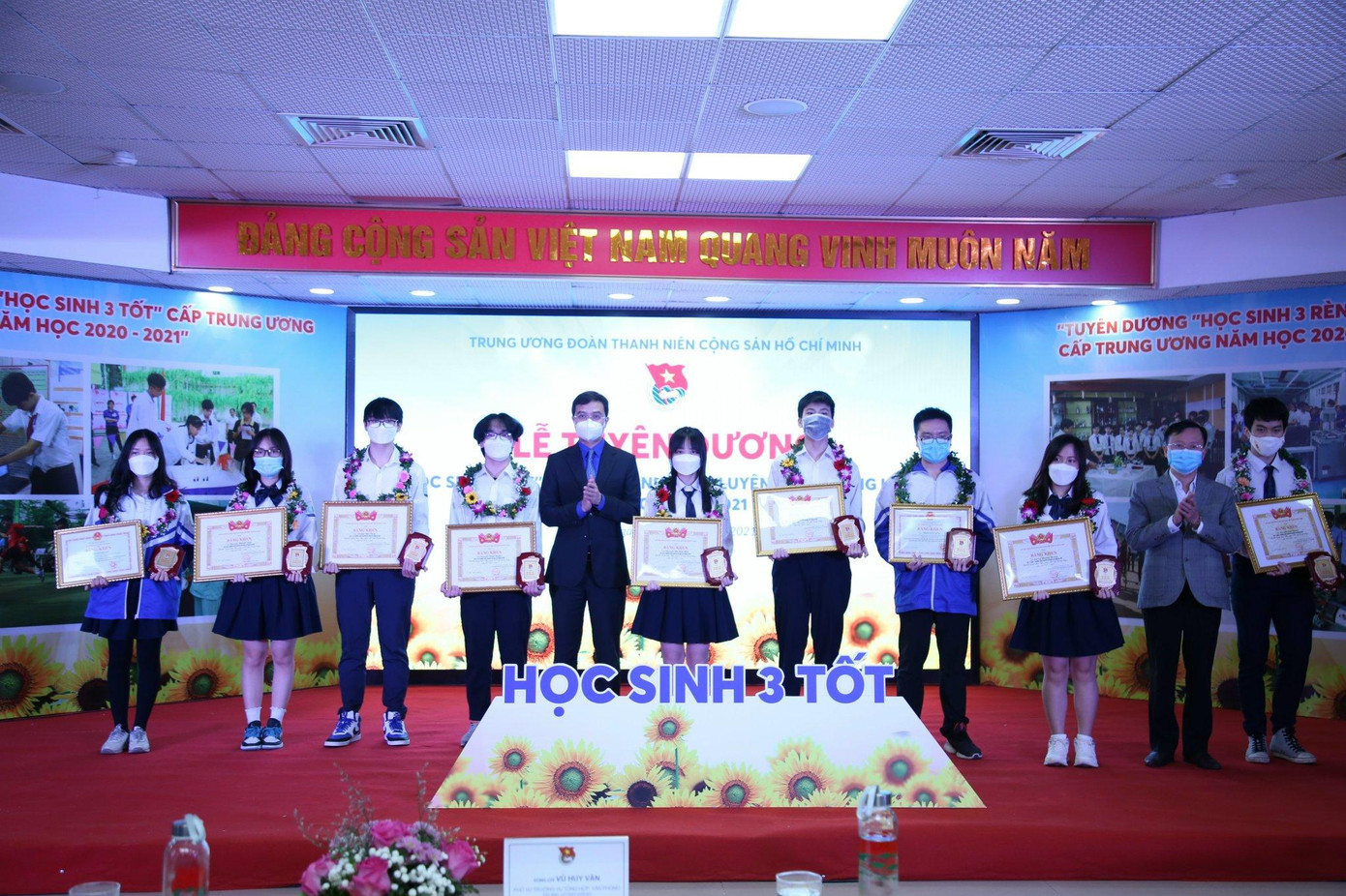 Những &quot;Học sinh 3 tốt&quot; được tuyên dương năm học 2020-2021. Ảnh: Dương Triều