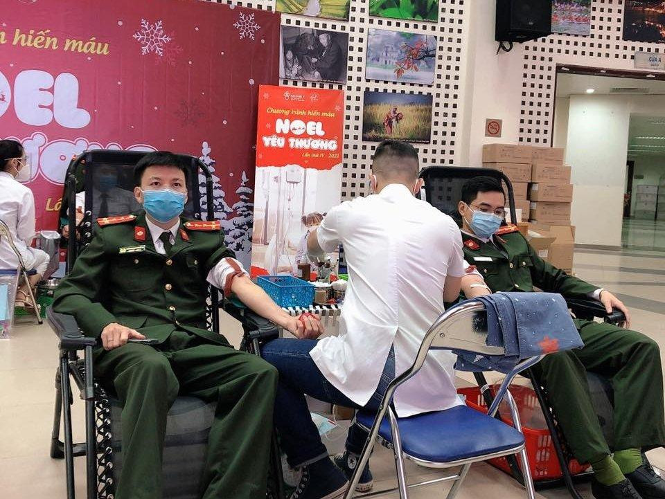 Nhiều chiến sĩ công an tham gia hiến máu tình nguyện tại chương trình &quot;Sắc hồng tuổi trẻ&quot;