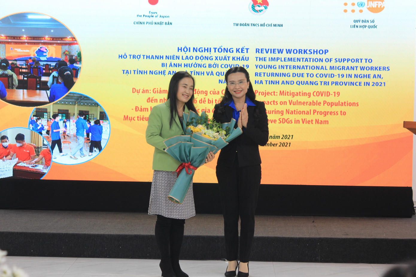 Chị Nguyễn Phạm Duy Trang, Bí thư T.Ư Đoàn (bên phải) tặng hoa cảm ơn bà Naomi Kitahara, Trưởng đại diện UNFPA tại Việt Nam