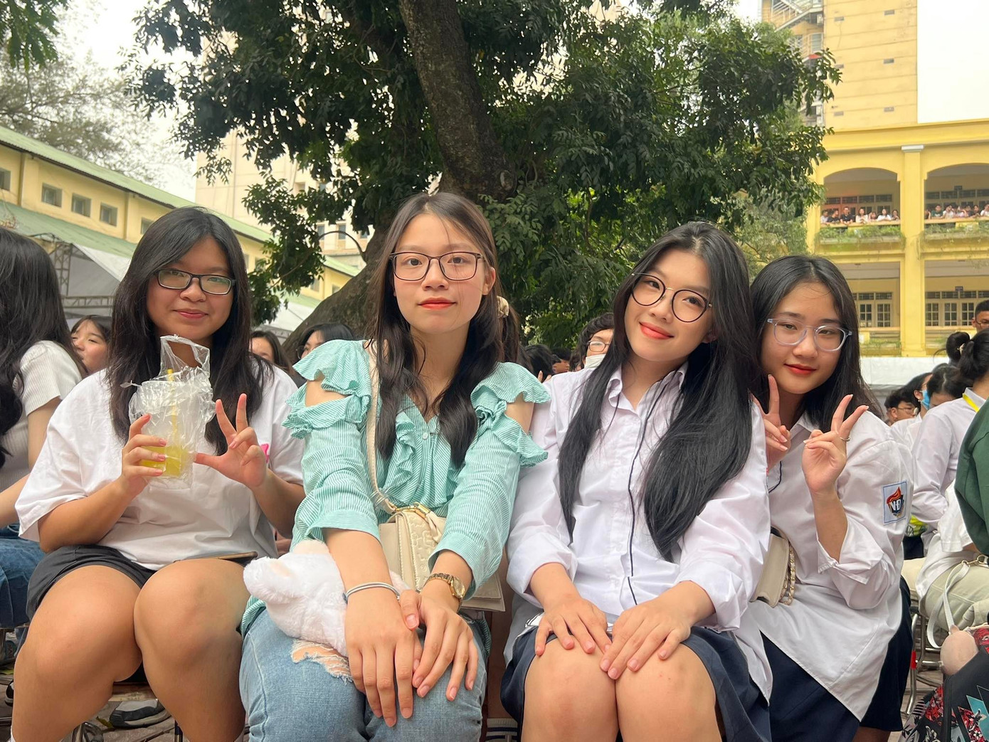 Học sinh Trường THPT Việt Đức cổ vũ các đội dự thi.