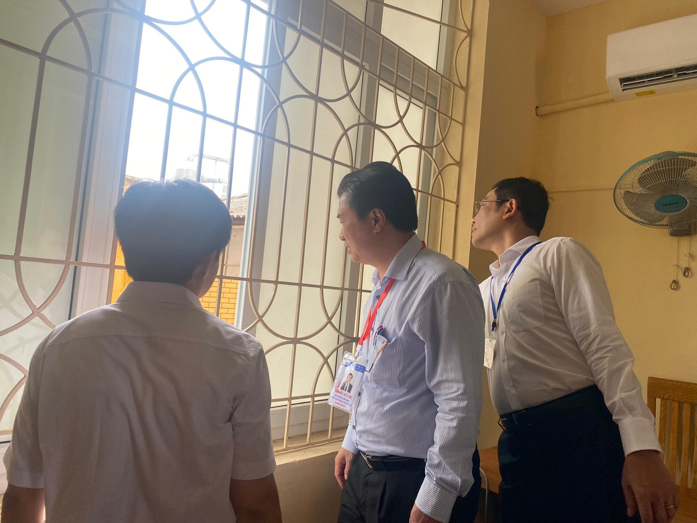 Kiểm tra cửa sổ ở các phòng thi liệu có sát nhà dân hay không?