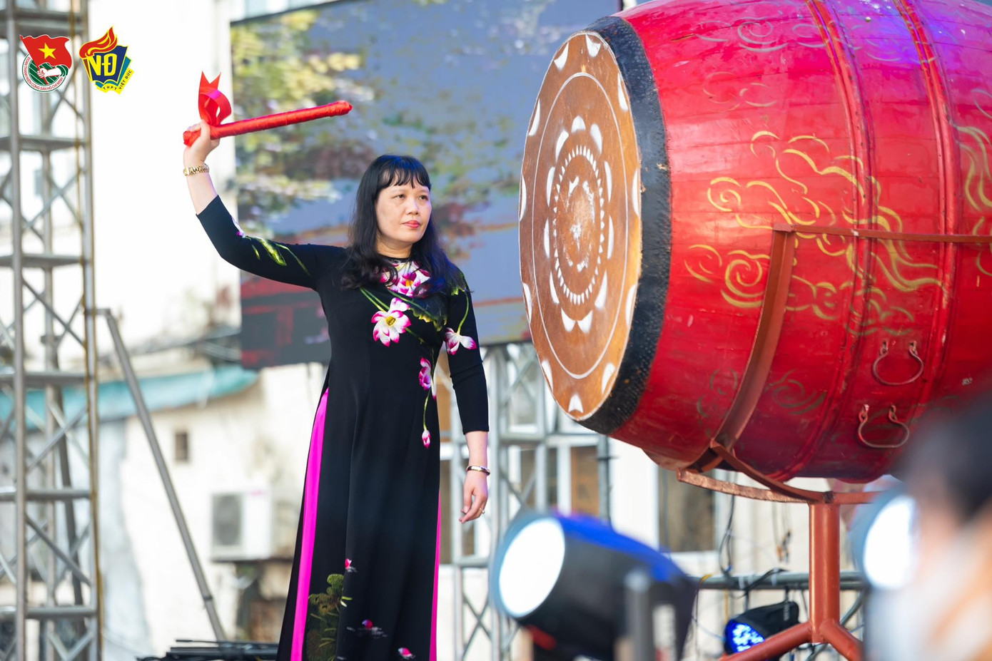 Bà Nguyễn Bội Quỳnh, Hiệu trưởng nhà trường đánh hồi trống bế giảng năm học 2022-2023. Bà Nguyễn Bội Quỳnh, Hiệu trưởng nhà trường đánh hồi trống bế giảng năm học 2022-2023.