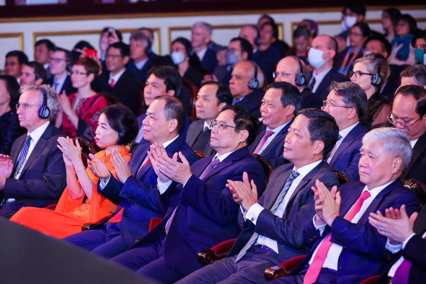 Lễ trao giải VinFuture mùa đầu tiên có sự tham gia của Thủ tướng Phạm Minh Chính, vợ chồng Chủ tịch Phạm Nhật Vượng, các nhà ngoại giao và đặc biệt là hàng chục nhà khoa học tên tuổi trên thế giới. Lễ trao giải VinFuture mùa đầu tiên có sự tham gia của Thủ tướng Phạm Minh Chính, vợ chồng Chủ tịch Phạm Nhật Vượng, các nhà ngoại giao và đặc biệt là hàng chục nhà khoa học tên tuổi trên thế giới.