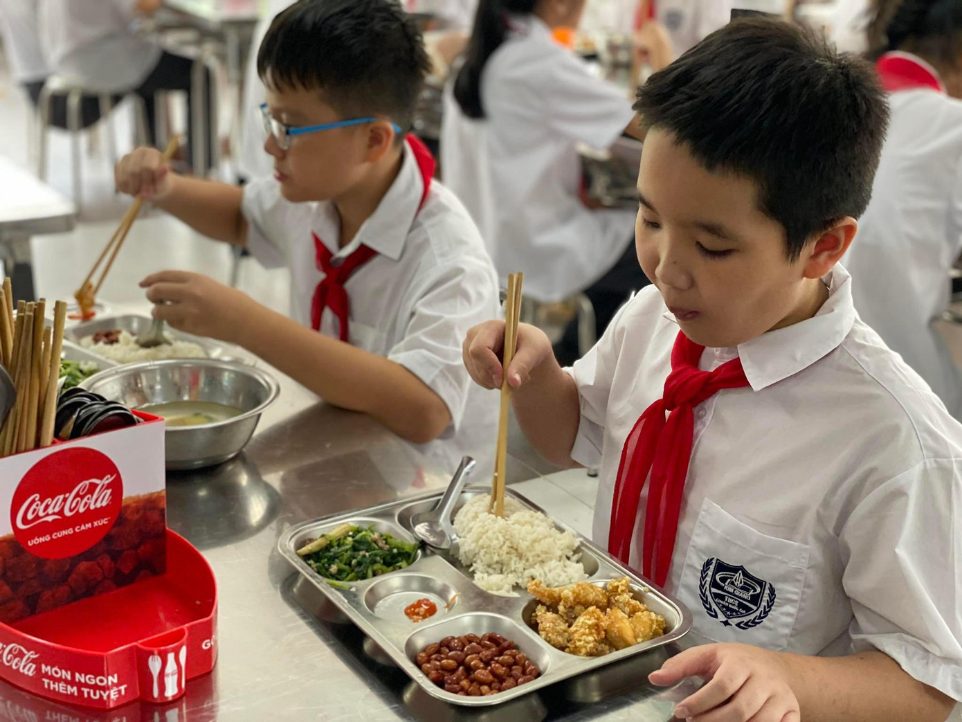 Phụ huynh mong trường học có giải pháp tổ chức ăn bán trú để không vất vả trong việc đưa đón con. (ảnh: Hà Linh) Phụ huynh mong trường học có giải pháp tổ chức ăn bán trú để không vất vả trong việc đưa đón con. (ảnh: Hà Linh)