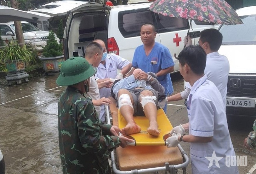 Nạn nhân bị thương trong vụ sạt lở đất tại Lai Châu được đưa đi cấp cứu. Ảnh: Báo Quân đội Nhân dân. Nạn nhân bị thương trong vụ sạt lở đất tại Lai Châu được đưa đi cấp cứu. Ảnh: Báo Quân đội Nhân dân.