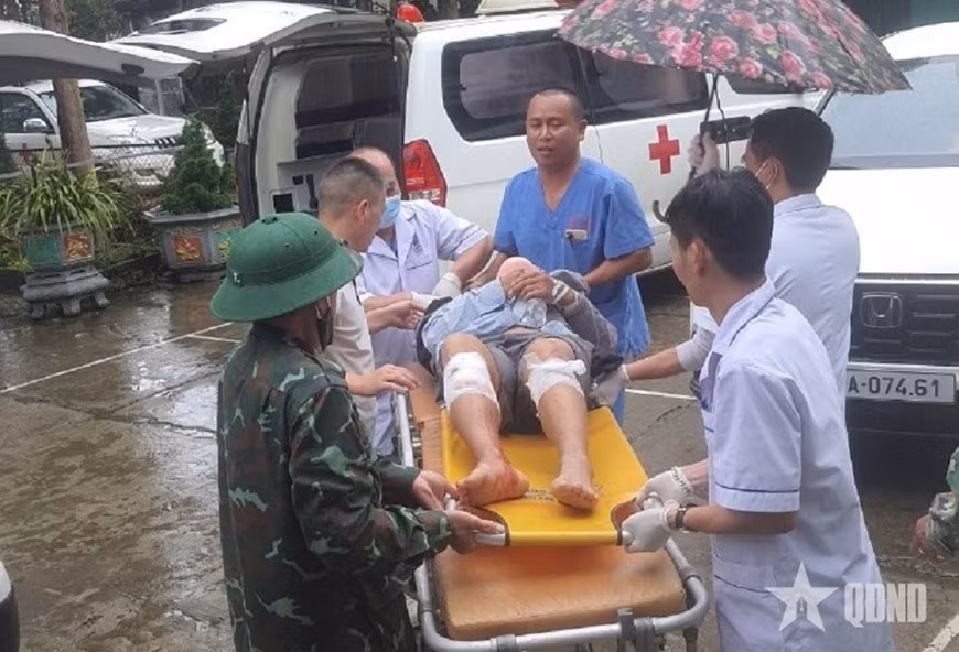Nạn nhân bị thương trong vụ sạt lở đất tại Lai Châu được đưa đi cấp cứu. Ảnh: Báo Quân đội Nhân dân.