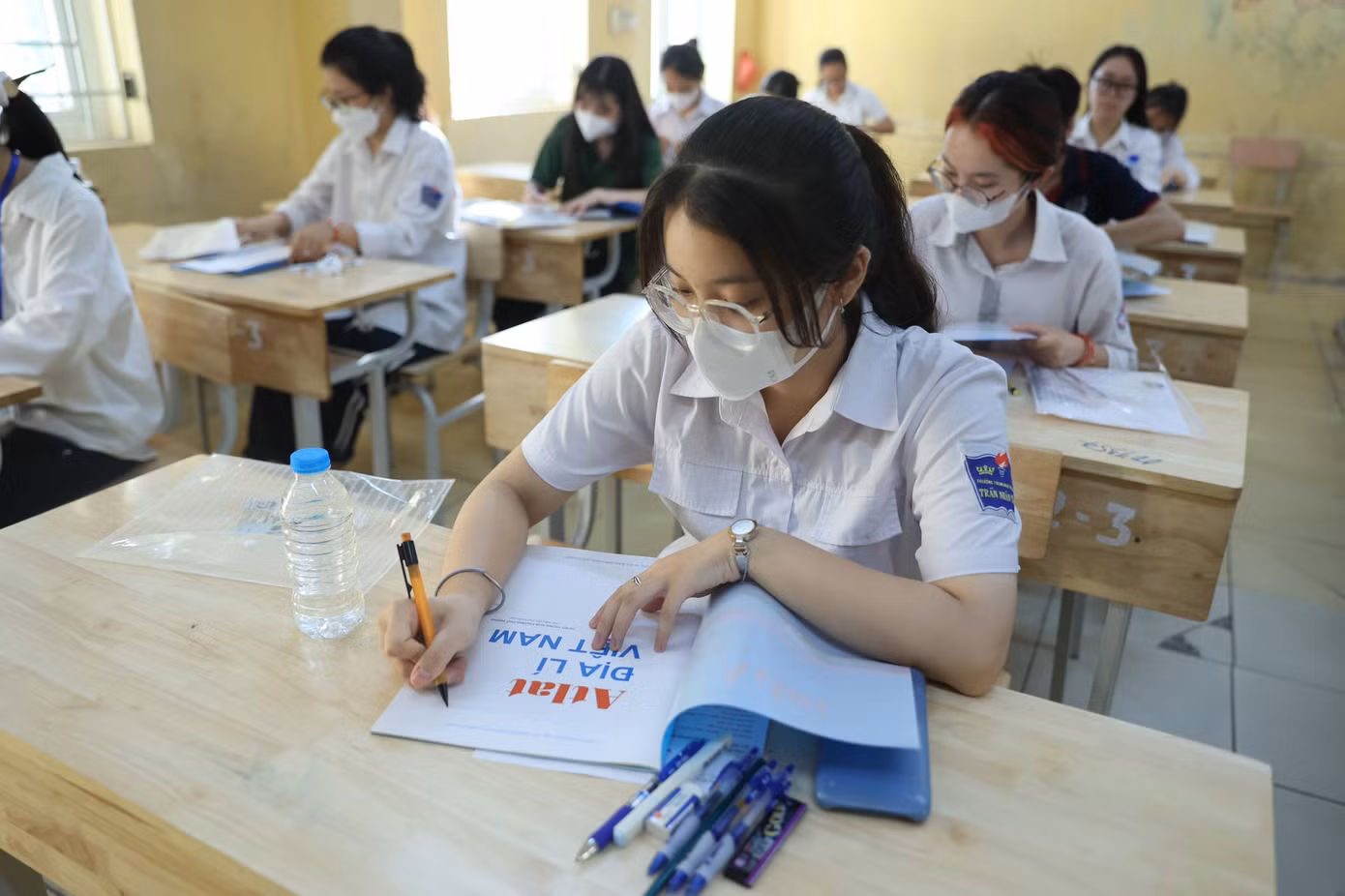 Hôm nay, gần 1,1 triệu thí sinh trên toàn quốc đến điểm thi làm thủ tục dự thi. Hôm nay, gần 1,1 triệu thí sinh trên toàn quốc đến điểm thi làm thủ tục dự thi.
