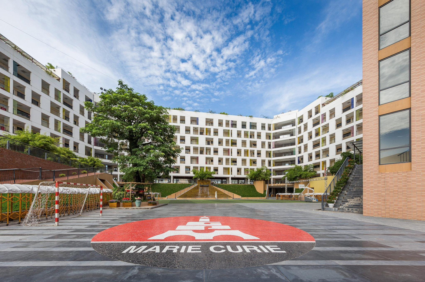 Trường THPT Marie Curie.