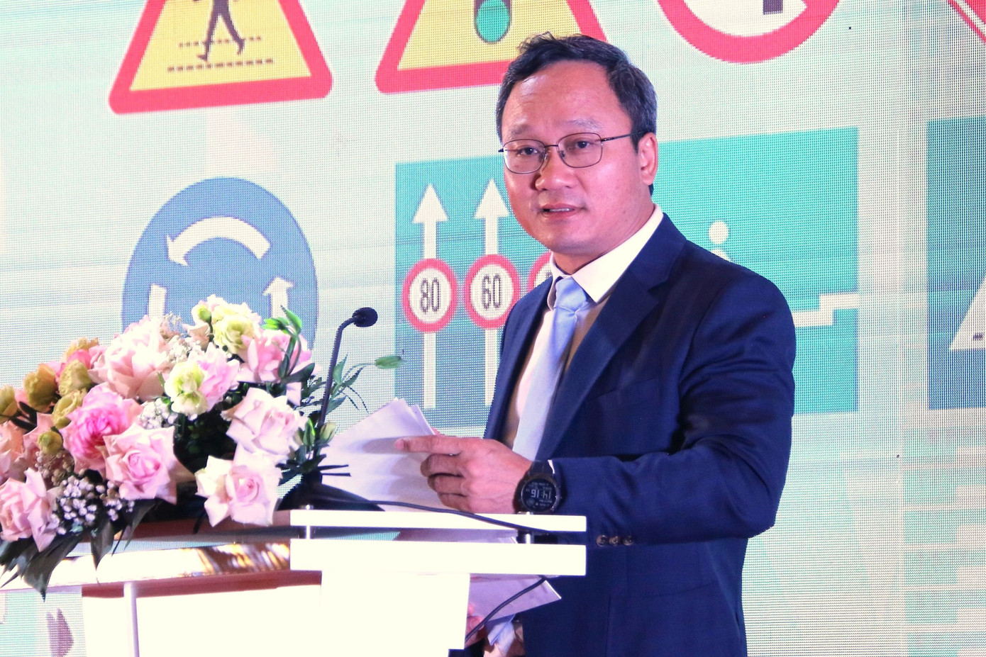 Ông Khuất Việt Hùng, Phó Chủ tịch chuyên trách Ủy ban An toàn giao thông Quốc gia. Ông Khuất Việt Hùng, Phó Chủ tịch chuyên trách Ủy ban An toàn giao thông Quốc gia.