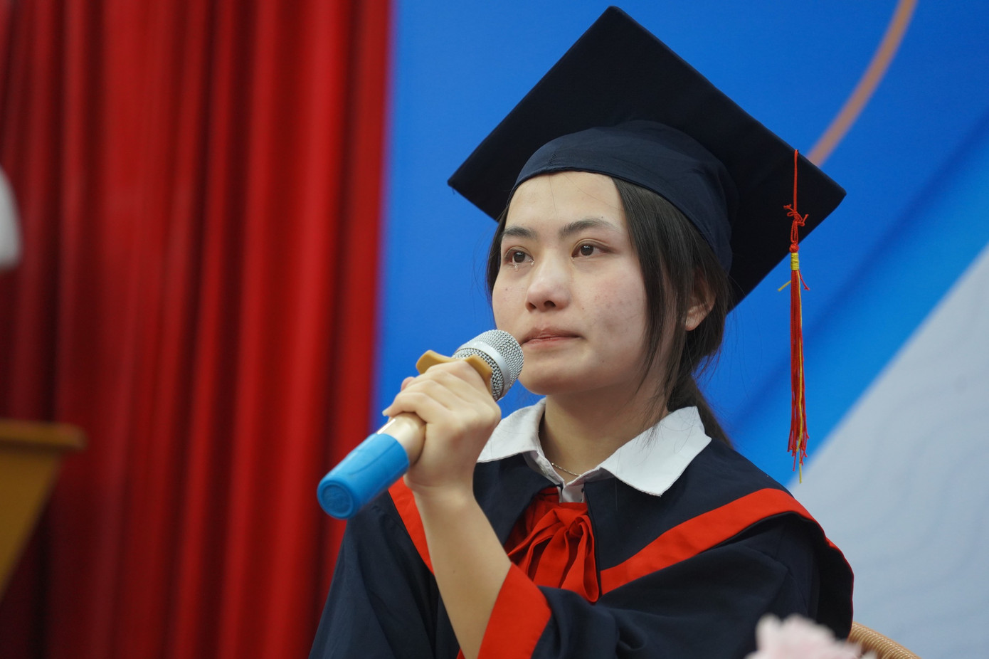 Lầu Thị Sách, sinh viên năm thứ nhất, đại học Tài nguyên và Môi trường nói, đi học qua suối suýt bị nước cuốn trôi nhưng em vẫn khát khao được đến trường, được học tập. (ảnh: Dương Triều) Lầu Thị Sách, sinh viên năm thứ nhất, đại học Tài nguyên và Môi trường nói, đi học qua suối suýt bị nước cuốn trôi nhưng em vẫn khát khao được đến trường, được học tập. (ảnh: Dương Triều)