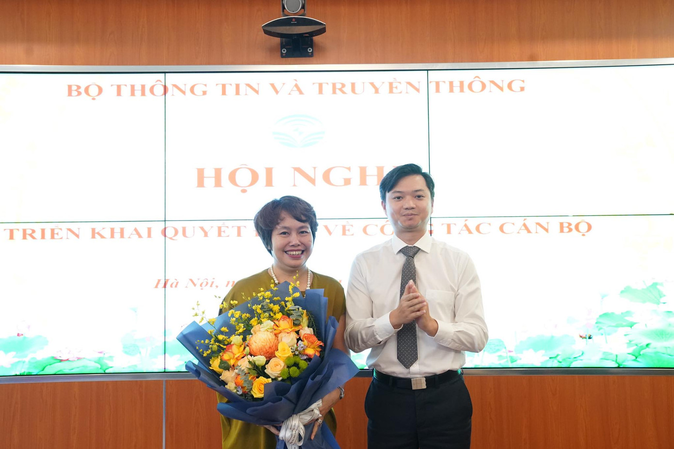 Bí thư T.Ư Đoàn Nguyễn Minh Triết tặng hoa chúc mừng bà Đặng Thị Phương Thảo.