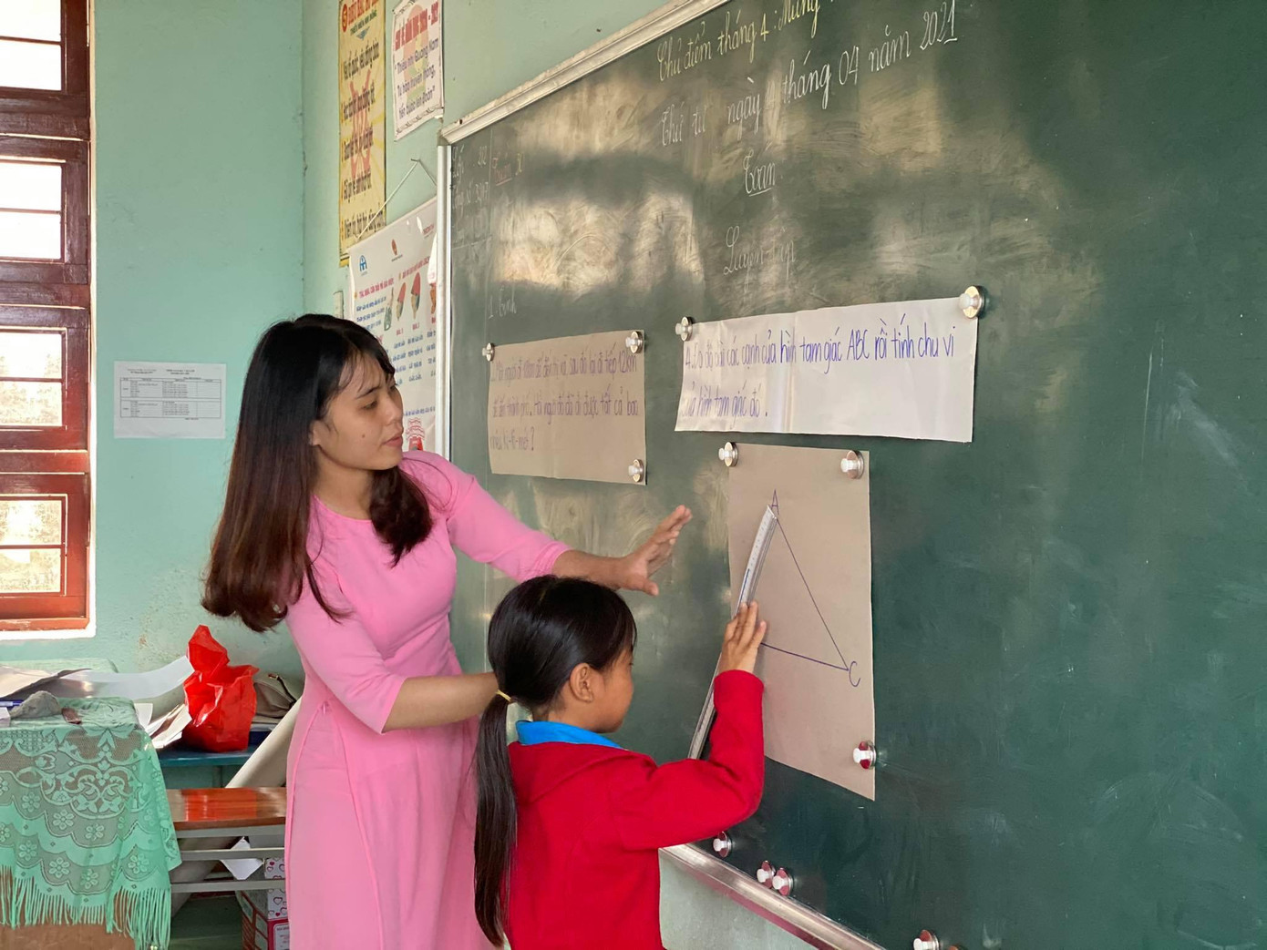 Cô trò một trường tiểu học ở huyện Nam Trà My (Quảng Nam) Cô trò một trường tiểu học ở huyện Nam Trà My (Quảng Nam)