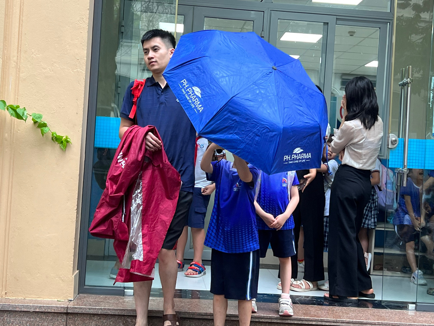 Phụ huynh một số trường ở Hà Nội được thông báo đón học sinh sớm trong chiều 10/9. Phụ huynh một số trường ở Hà Nội được thông báo đón học sinh sớm trong chiều 10/9.