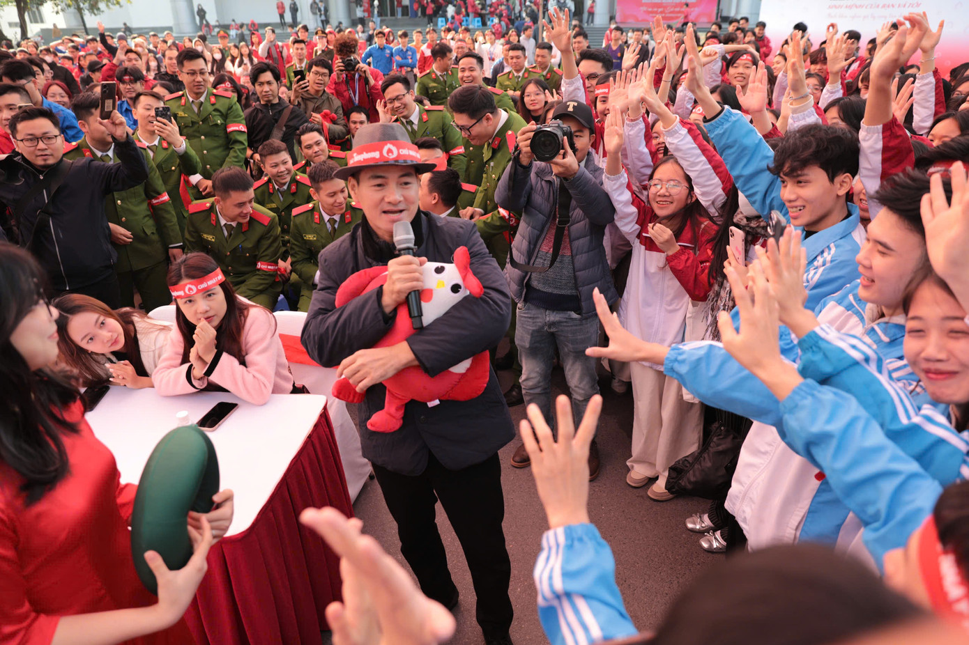 Nghệ sĩ nhân dân Xuân Bắc giao lưu với sinh viên.