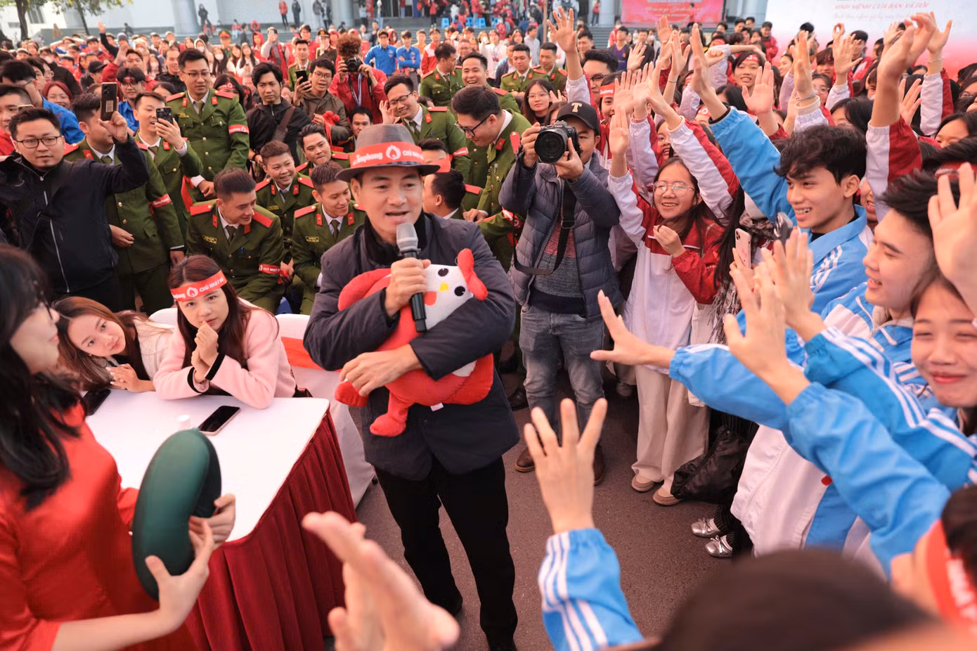 Nghệ sĩ nhân dân Xuân Bắc giao lưu với sinh viên.