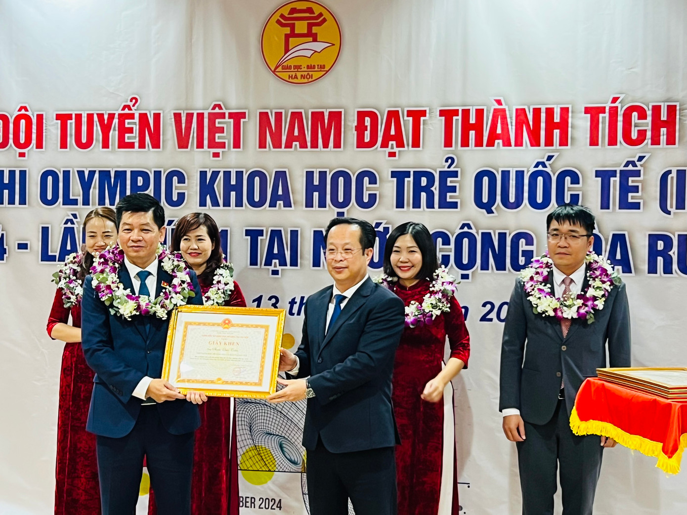 Ông Trần Thế Cương, Giám đốc Sở GD&amp;ĐT Hà Nội tặng Giấy khen chúc mừng thầy cô dẫn đoàn.